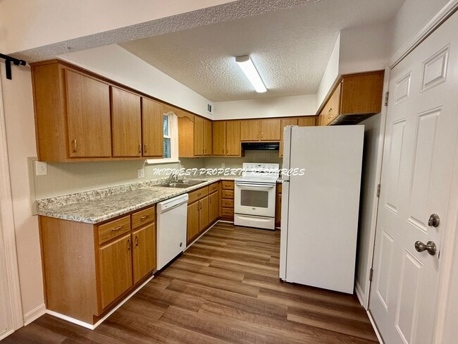 Building Photo - Beautiful 2 Bedroom Duplex - Fresh & Clean!
