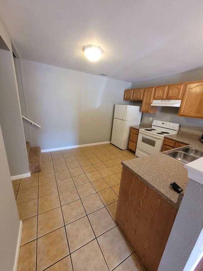 Building Photo - Great Opportunity: 2BR Townhome with Private Garage