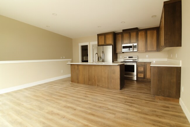 Building Photo - Your Bend Retreat: Spacious Townhouse with...