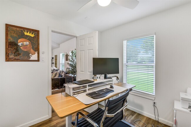 Building Photo - 2550 Roy Cir