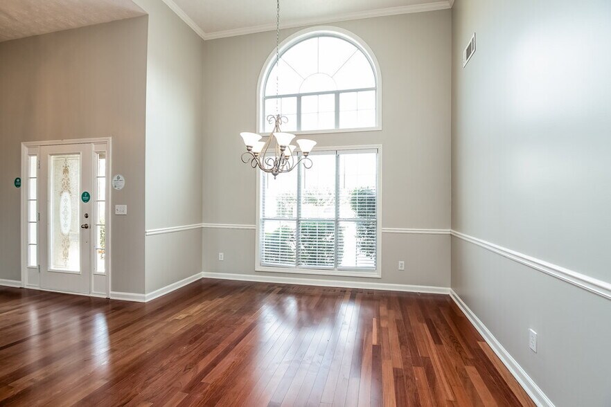 Building Photo - 608 Falcons Ridge
