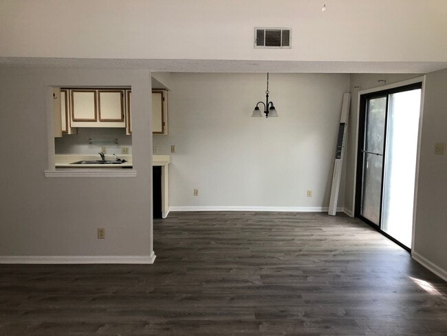 Building Photo - Cute 2 bedroom, 2 bath