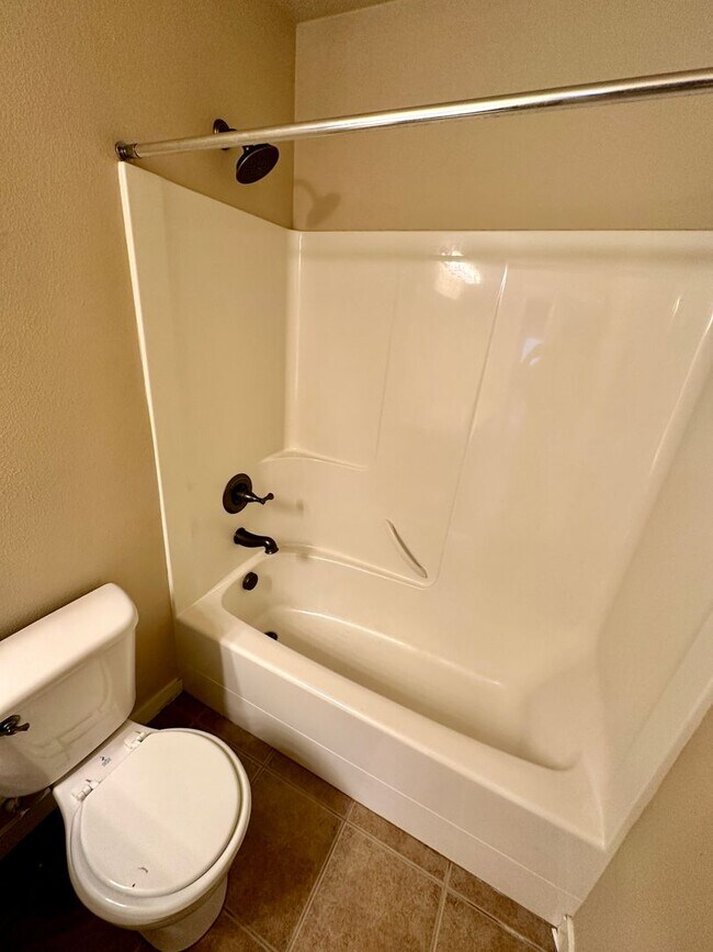 Building Photo - Beautiful 6-bedroom 4-bathroom home in an upscale neighborhood in the Sexton Mountain section of ...