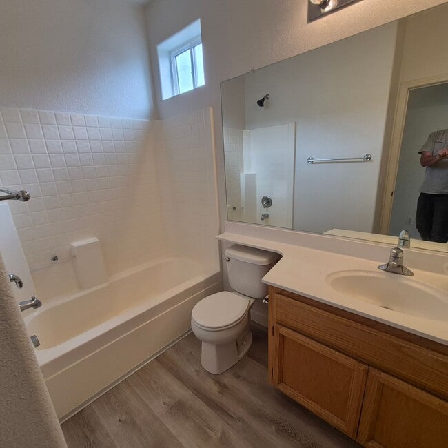 Building Photo - New Flooring throughout; Nice Elk Grove 3 bedroom home! Single story