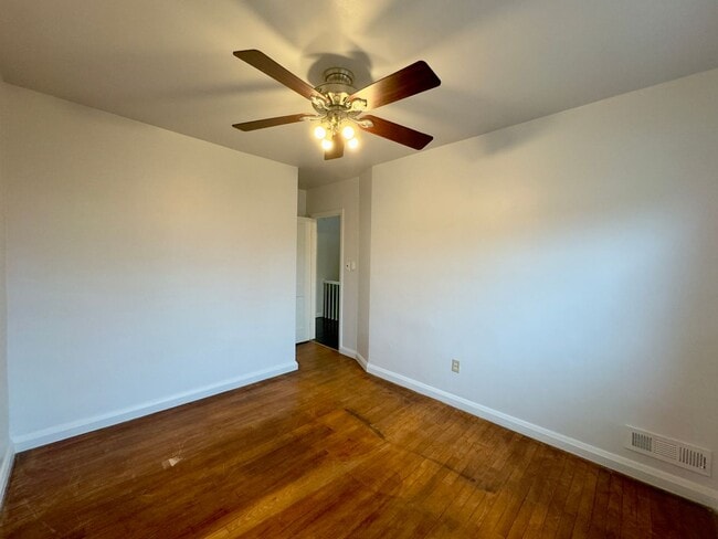 Building Photo - Charming 3-Bedroom Townhome with Modern Amenities in Parkville!