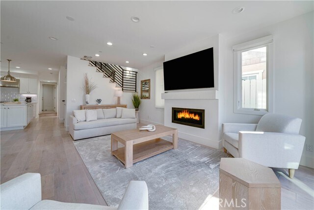 Building Photo - 608 Heliotrope Ave