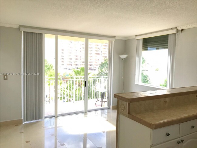 Building Photo - 2642 Collins Ave