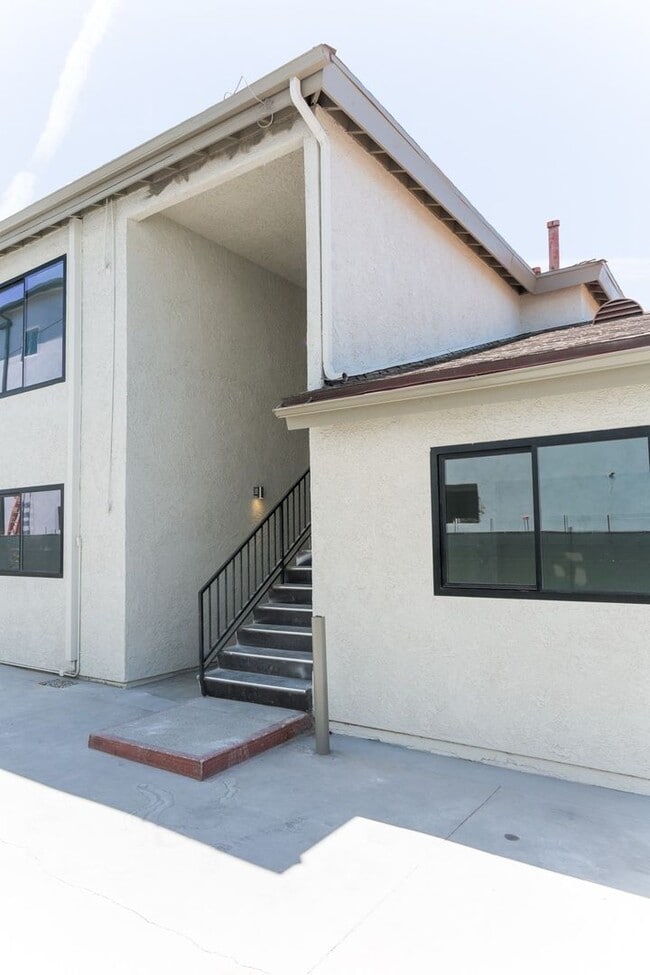 Building Photo - 252 S Ave 18