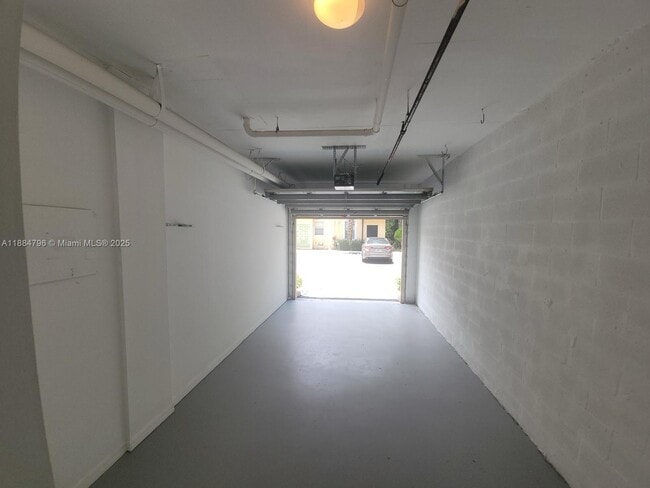 Building Photo - 6728 W Sample Rd