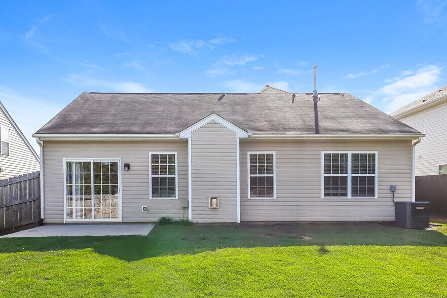 Building Photo - 2912 Village Center Dr