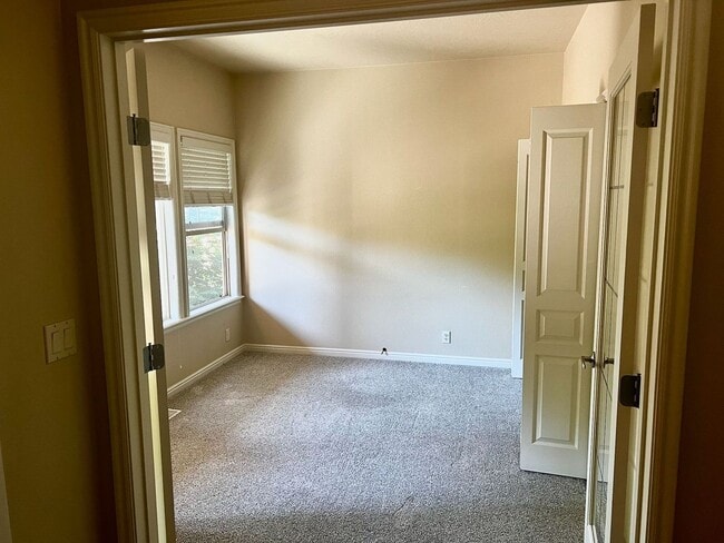 Building Photo - "Luxury Living: Stunning home with marble counter tops & Fireplace!"