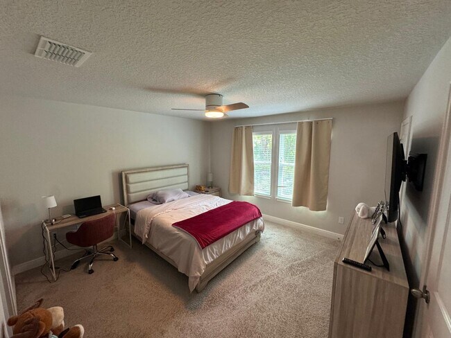 Building Photo - Beautifully maintained 3-bedroom, 2.5-bath townhome