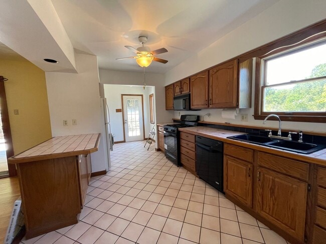 Building Photo - Spacious 3 Bedroom Single Family Home with...