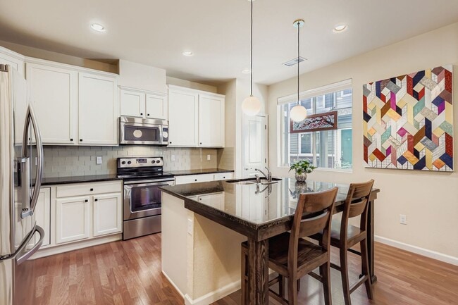 Building Photo - MOVE IN  SPECIAL