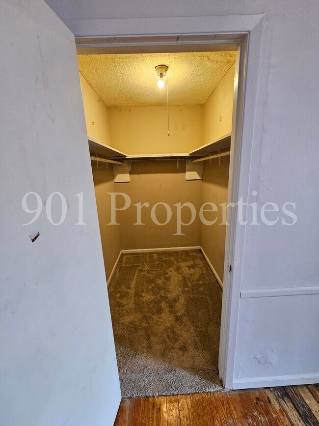 Building Photo - 582 Loeb St