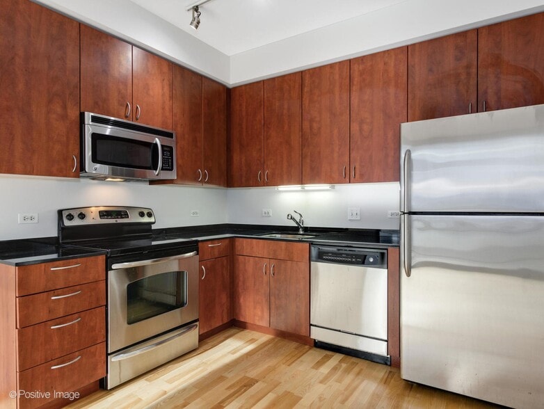 Building Photo - 700 S Clark St