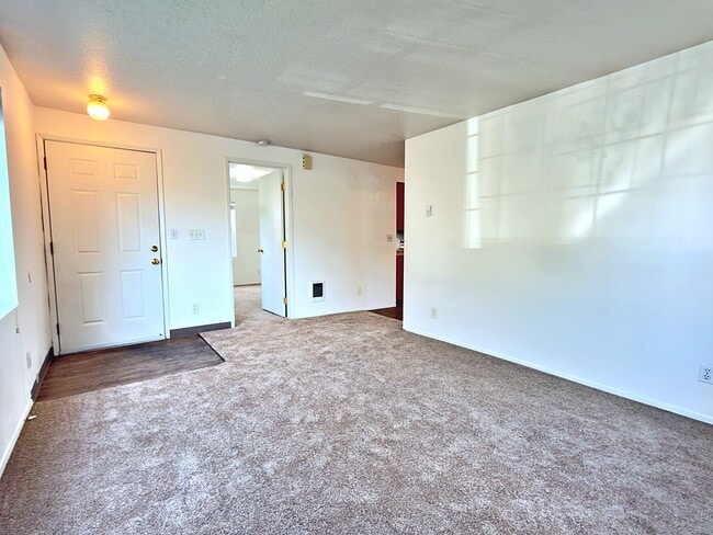 Building Photo - 905 NE 94th Ave