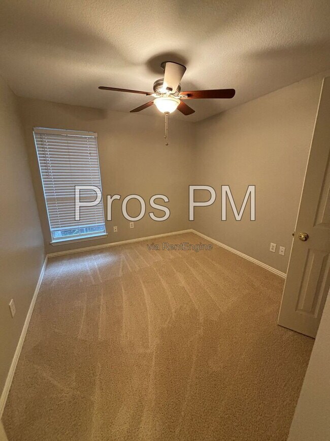 Building Photo - 2921 Meadow Glen Dr
