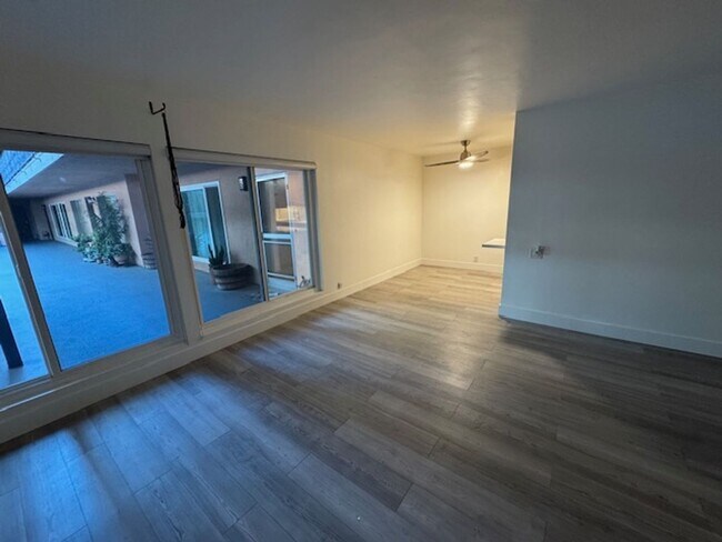 Building Photo - Modern Alamitos Beach 2 bedroom Condo plus...