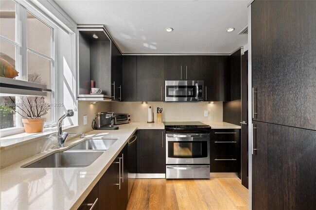 Building Photo - 19216 Fisher Island Dr