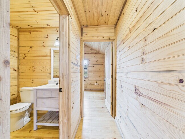 Building Photo - 2/2 Custom Cabin