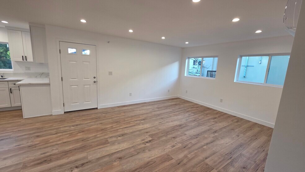 Building Photo - 805 W Glenoaks Blvd