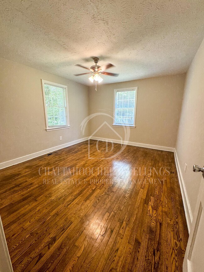 Building Photo - 1559 Alta Vista Dr
