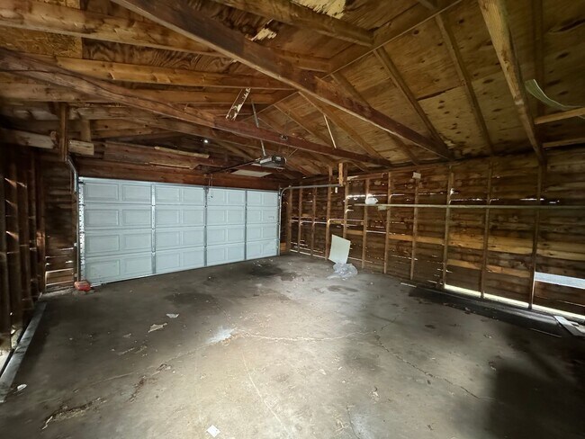 Building Photo - Charming 3-Bedroom, 1-Bathroom Home with Garage – $1,350/Month | Accepting Section 8