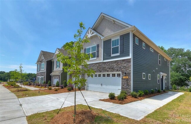Building Photo - Like New Townhome in Beautiful North Charl...