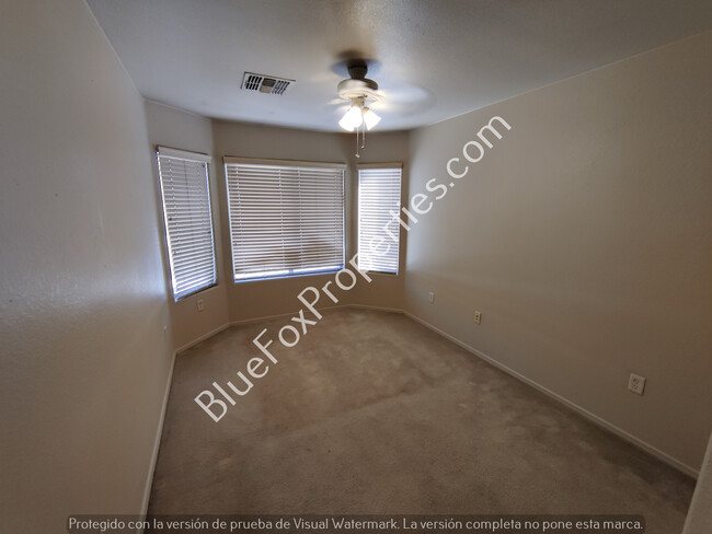 Building Photo - 2 Bedroom Townhome in Central Location