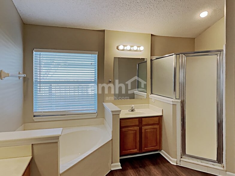 Building Photo - 2032 Frogmore Dr