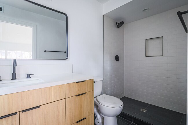 Building Photo - Modern 4 Bed / 3 Bath Townhome with Privat...