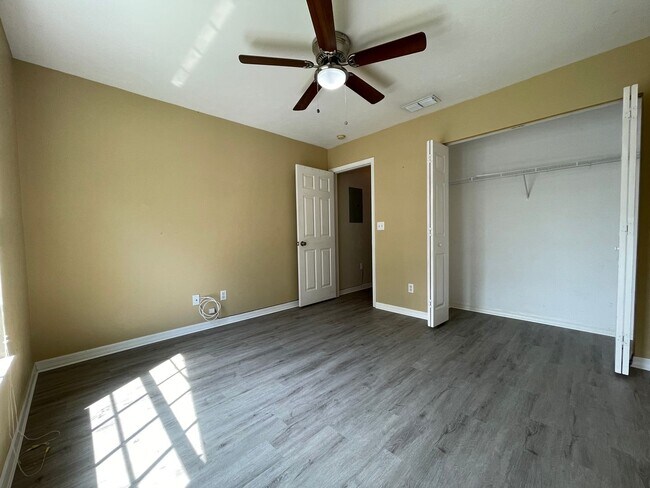 Building Photo - ANNUAL RENTAL - 2ND FLOOR LAKE VIEW 2 BED ...