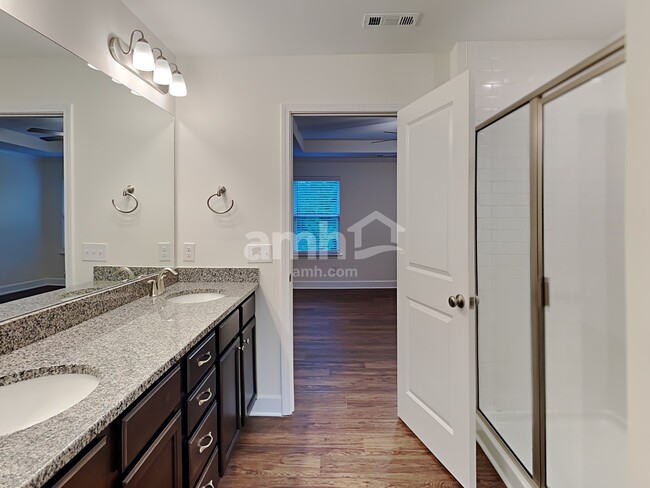 Building Photo - 3024 Esquire Dr