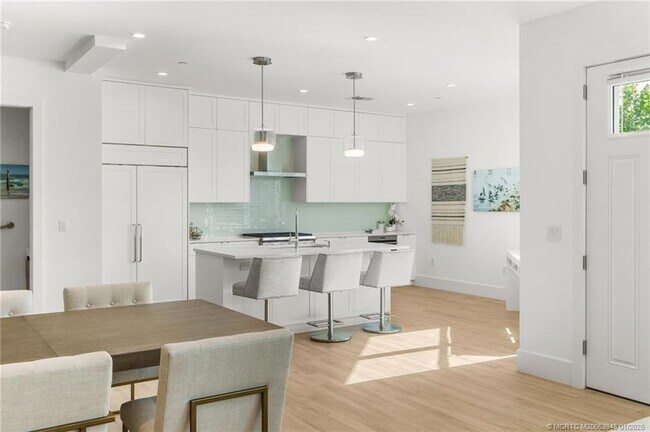 Building Photo - 55 SE Seminole St