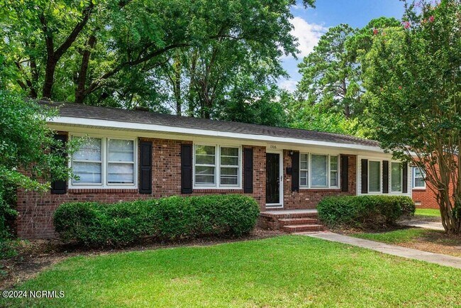 Building Photo - 1306 E 1st St