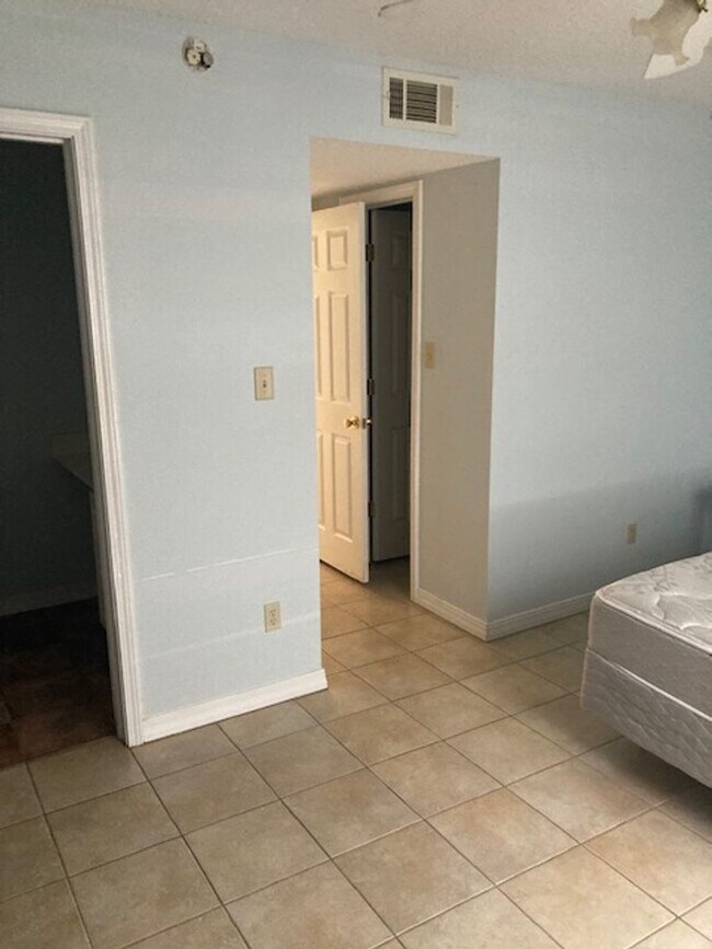 Building Photo - Spacious 1 Bedroom