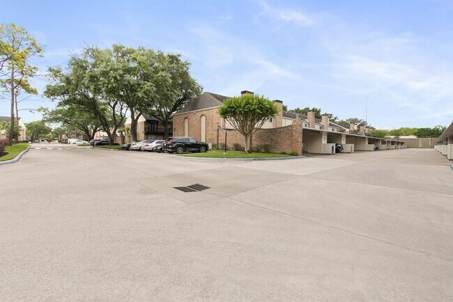 Building Photo - 10328 Briar Forest Dr