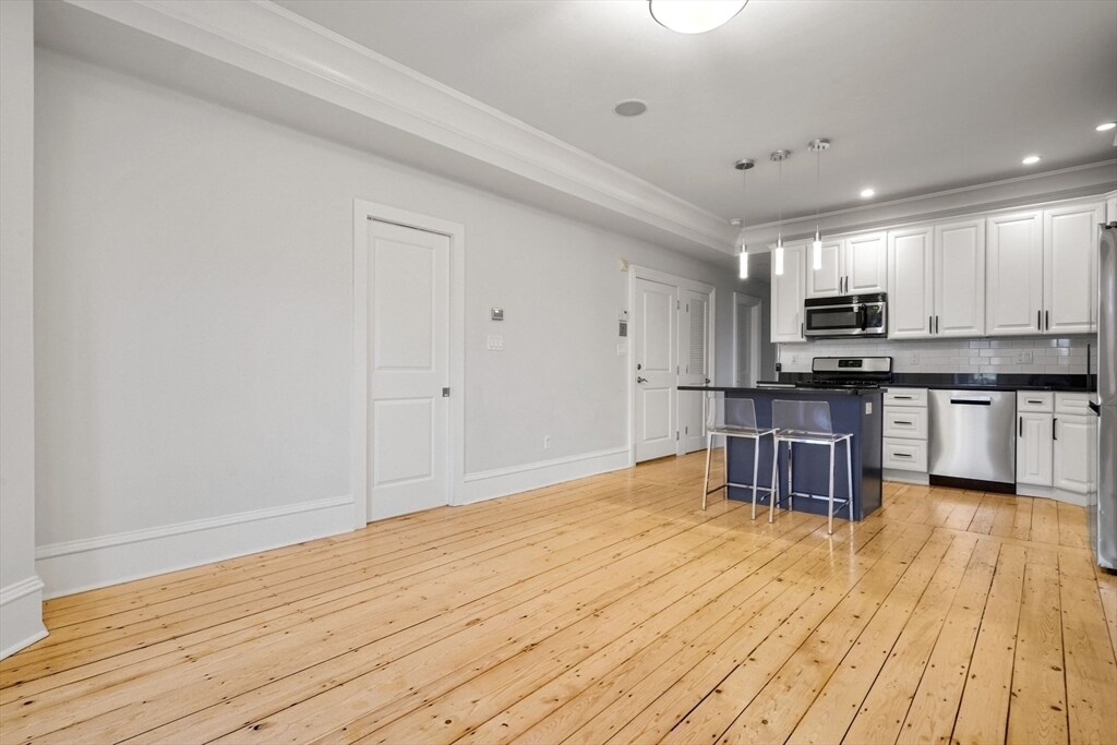 Building Photo - 703 E 4th St