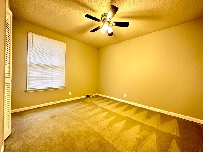 Building Photo - 28 Leonard Dr