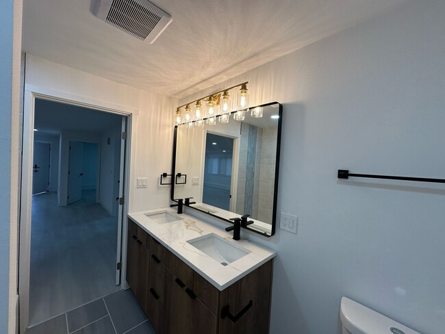 Building Photo - Everett Duplex