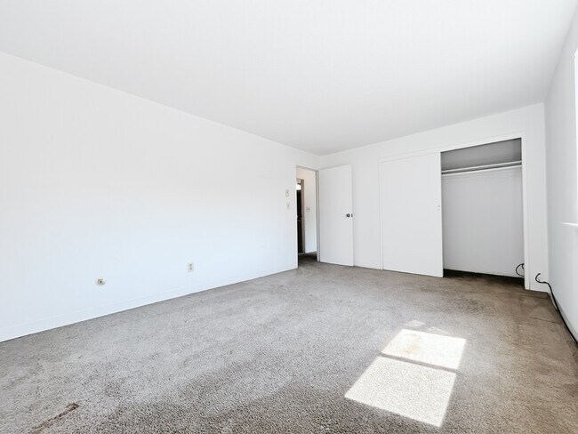 Building Photo - 73 Nicholas Rd
