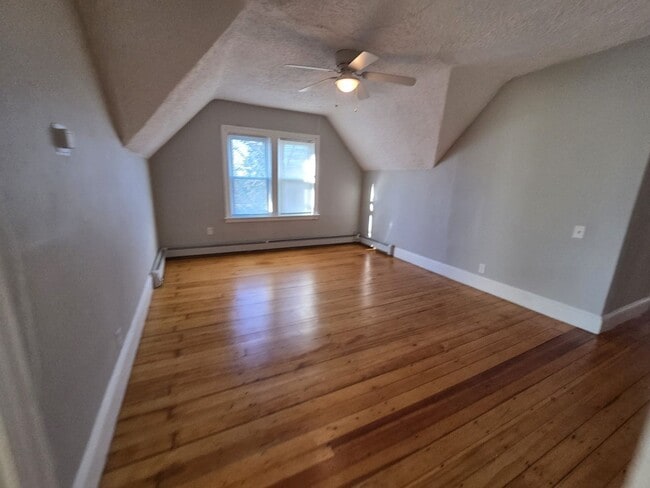 Building Photo - Woodbine St(15)-N