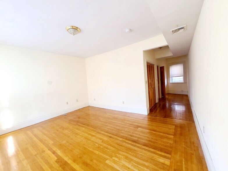 Building Photo - 1402 Beacon St