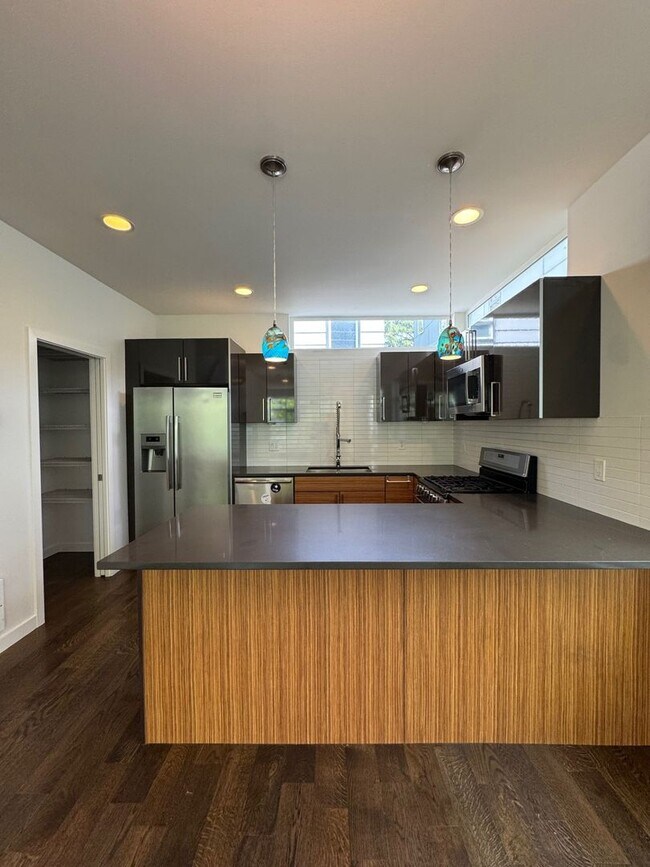 Building Photo - Modern 2 bed 2 bath townhome in Eastlake with panoramic view of Lake Union