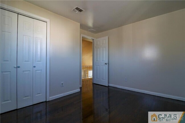 Building Photo - 33 Tennyson St