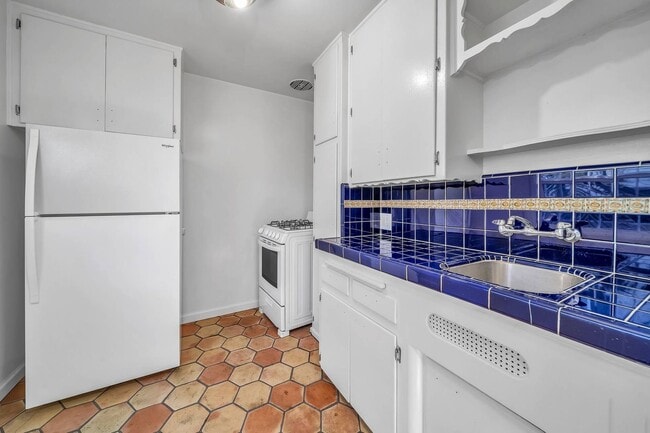 Building Photo - Studio Unit! Must see