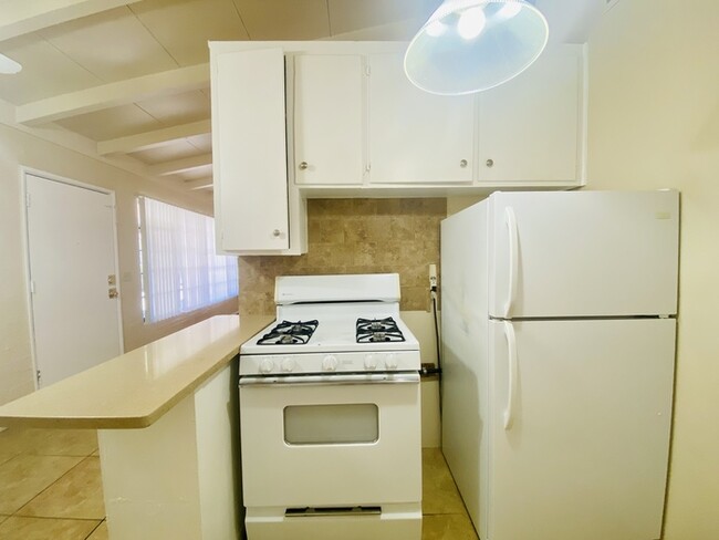 Building Photo - Spacious 2 Bedroom with Hard Flooring, Vau...