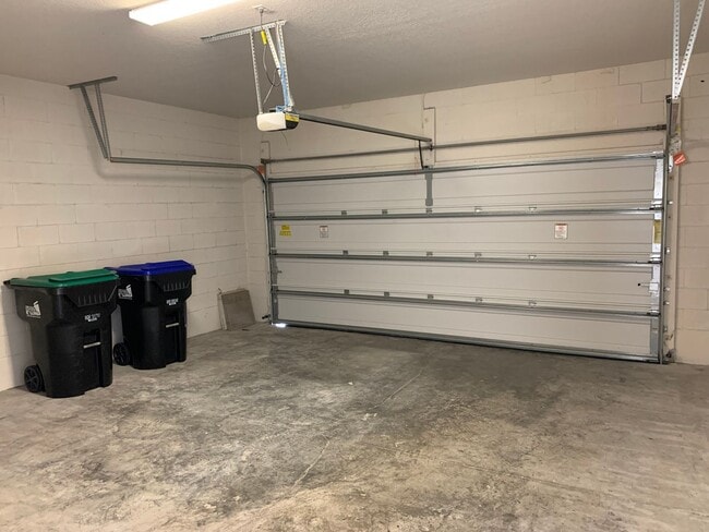 Building Photo - 3 Bedroom, 2.5 bath townhome n Windermere,...