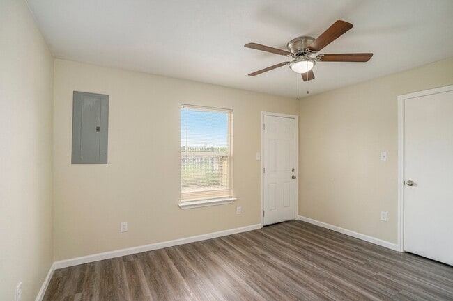 Building Photo - 2200 Brookes St